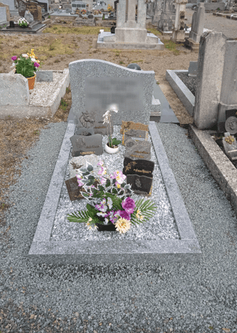 Monument Mesino avec stèle en granit gris du Tarn, cimetière en Vendée (85)
